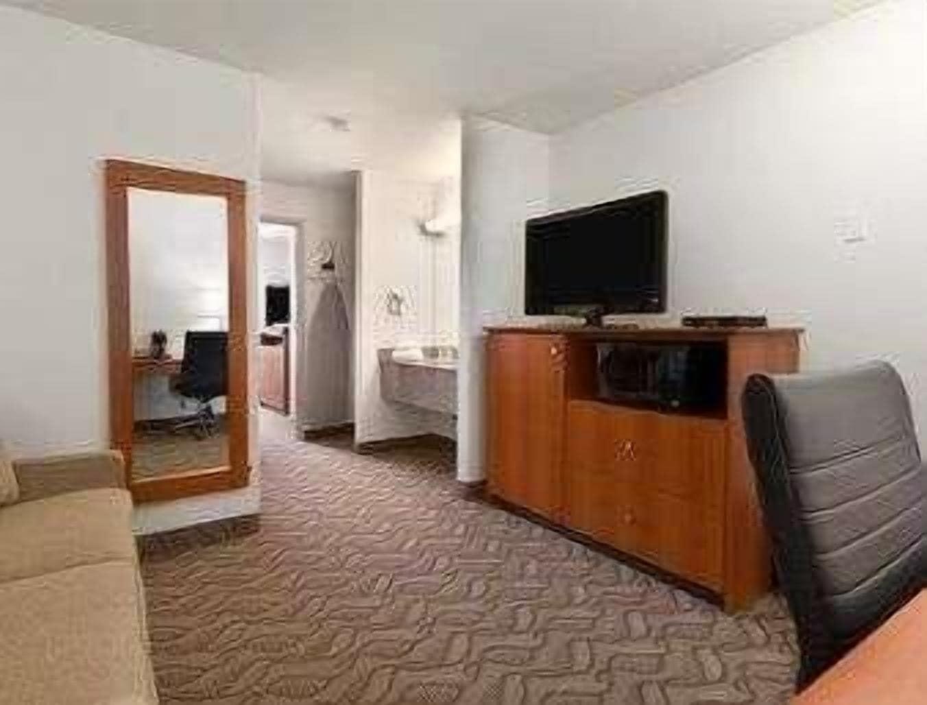 Super 8 By Wyndham Calgary Shawnessy Area Ξενοδοχείο Εξωτερικό φωτογραφία