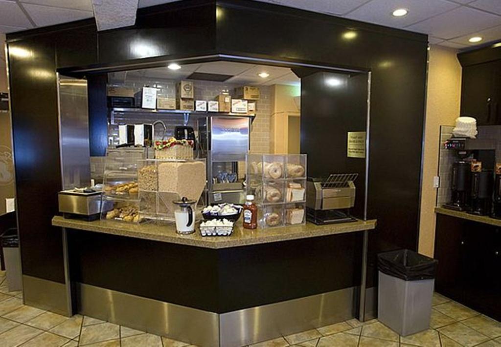 Super 8 By Wyndham Calgary Shawnessy Area Ξενοδοχείο Εξωτερικό φωτογραφία