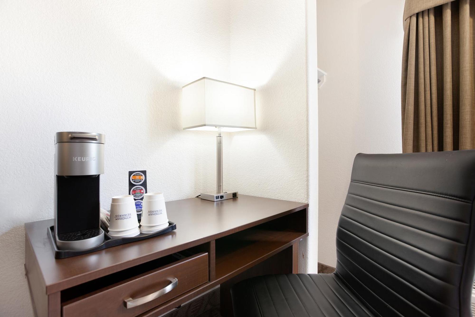 Super 8 By Wyndham Calgary Shawnessy Area Ξενοδοχείο Εξωτερικό φωτογραφία