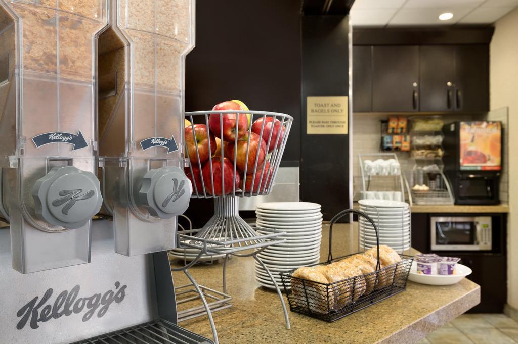 Super 8 By Wyndham Calgary Shawnessy Area Ξενοδοχείο Εξωτερικό φωτογραφία